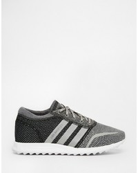 graue Turnschuhe von adidas