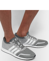 graue Turnschuhe von adidas