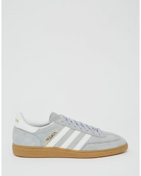 graue Turnschuhe von adidas