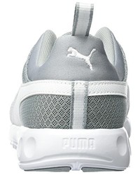 graue Turnschuhe von Puma