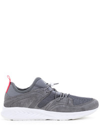 graue Turnschuhe von Puma