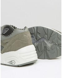 graue Turnschuhe von Puma