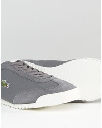 graue Turnschuhe von Lacoste