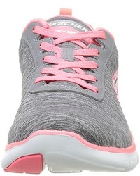 graue Turnschuhe von Skechers