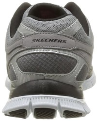 graue Turnschuhe von Skechers