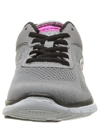 graue Turnschuhe von Skechers