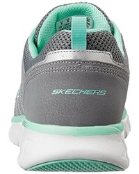 graue Turnschuhe von Skechers