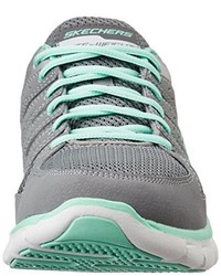 graue Turnschuhe von Skechers