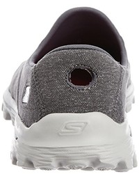 graue Turnschuhe von Skechers