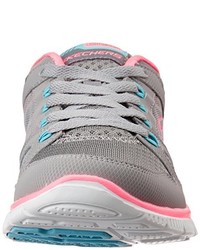 graue Turnschuhe von Skechers