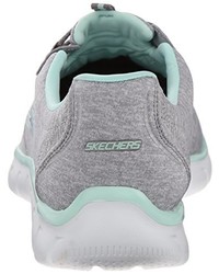 graue Turnschuhe von Skechers