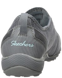 graue Turnschuhe von Skechers