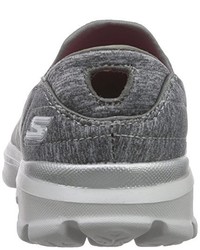 graue Turnschuhe von Skechers