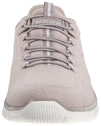 graue Turnschuhe von Skechers