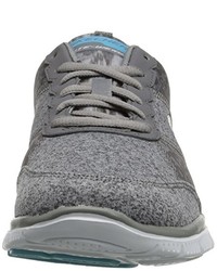 graue Turnschuhe von Skechers