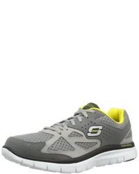 graue Turnschuhe von Skechers