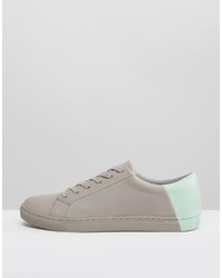 graue Turnschuhe von Asos