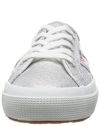 graue Turnschuhe von Superga