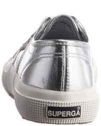 graue Turnschuhe von Superga