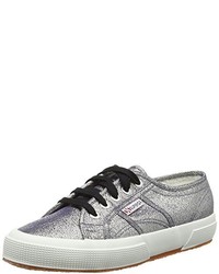 graue Turnschuhe von Superga