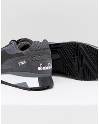 graue Turnschuhe von Diadora