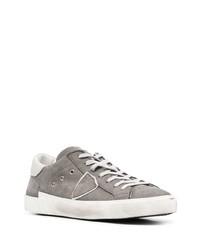 graue verzierte Wildleder niedrige Sneakers von Philippe Model Paris