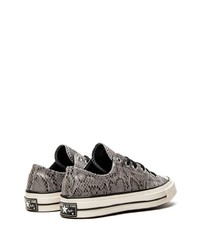 graue Wildleder niedrige Sneakers mit Schlangenmuster von Converse