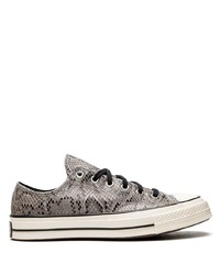 graue Wildleder niedrige Sneakers mit Schlangenmuster von Converse