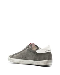 graue Wildleder niedrige Sneakers mit Sternenmuster von Golden Goose