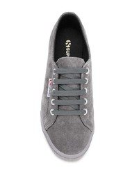 graue Wildleder niedrige Sneakers von Superga