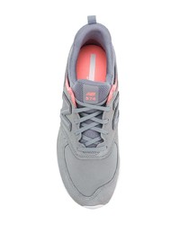 graue Wildleder niedrige Sneakers von New Balance