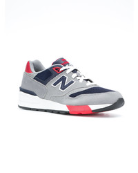 graue Wildleder niedrige Sneakers von New Balance