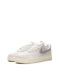 graue Wildleder niedrige Sneakers von Nike