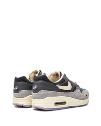 graue Wildleder niedrige Sneakers von Nike