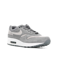 graue Wildleder niedrige Sneakers von Nike