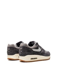 graue Wildleder niedrige Sneakers von Nike