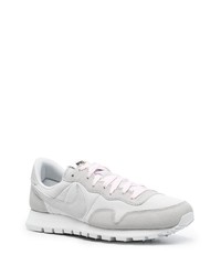 graue Wildleder niedrige Sneakers von Nike