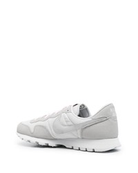 graue Wildleder niedrige Sneakers von Nike