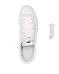 graue Wildleder niedrige Sneakers von Nike