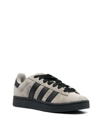 graue Wildleder niedrige Sneakers von adidas