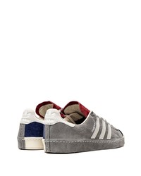 graue Wildleder niedrige Sneakers von adidas