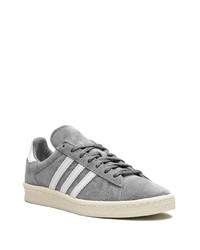 graue Wildleder niedrige Sneakers von adidas