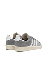 graue Wildleder niedrige Sneakers von adidas