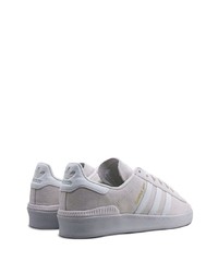 graue Wildleder niedrige Sneakers von adidas