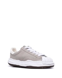 graue Wildleder niedrige Sneakers von Maison Mihara Yasuhiro