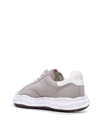 graue Wildleder niedrige Sneakers von Maison Mihara Yasuhiro