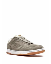 graue Wildleder niedrige Sneakers von Nike