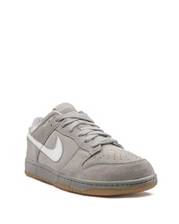 graue Wildleder niedrige Sneakers von Nike