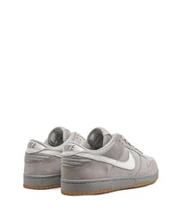 graue Wildleder niedrige Sneakers von Nike