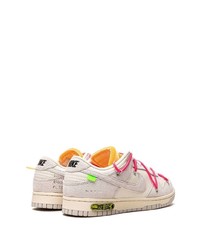 graue Wildleder niedrige Sneakers von Nike